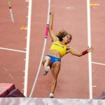 Jedva izvukla živu glavu: Švedskoj atletičarki pukla motka tokom skoka, publika se u trenutku jezila (FOTO/VIDEO)