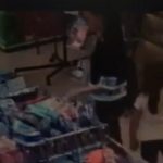 Pogledajte nacijo šta se dešava na Balkanu: Majka objavila video snimak na kojem se vidi kako kćerka spušta mobilni telefon da bi izabrala svesku, a isti joj krade gospođa koja je također bila sa svojom kćerkom