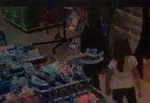 Pogledajte nacijo šta se dešava na Balkanu: Majka objavila video snimak na kojem se vidi kako kćerka spušta mobilni telefon da bi izabrala svesku, a isti joj krade gospođa koja je također bila sa svojom kćerkom