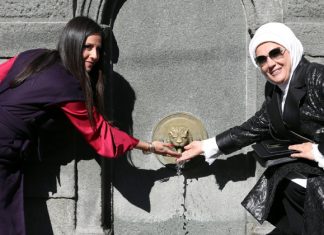 Udružile se Vučićeva i Erdoganova: Žene predsjednika otvorile izložbu u Beogradu (Foto)