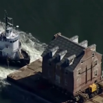 Kuća “teška” milion dolara plovila niz rijeku: Vlasnici je splavom prevezli na željenu lokaciju (Foto)