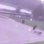 Udar groma snimljen na kameri: Izveo pse u šetnju, pa ga udario grom. Cipele i čarape mu spale s nogu, a što je najbitnije, čovjek je preživio (VIDEO)