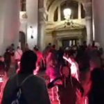 Beograd POD OPSADOM: HULIGANSKI upadi u parlament – Napadnut je čak i ON dok je silazio niz stepenice – KATASTROFA (FOTO)