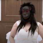 MLADA DOŠLA SA MASKOM GORILE, PA OD MLADOŽENJE TRAŽILA DA JE PODIGNE: HAOS SCENE U EMISIJI “BRAK NA NEVIĐENO”, evo ko je ona