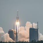 IZGUBILI KONTROLU! PANIKA U SRBIJI! DEO KINESKE RAKETE TEŠKE 22 TONE, KRUŽI NAD EVROPOM! EVO GDE MOŽE DA PADNE…(VIDEO)