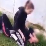 STRAHOTA U JAJCU: UČENICA TUKLA I PONIŽAVALA VRŠNJAKINJU, OSTALI SNIMALI I PRIZIVALI NASILJE (VIDEO)