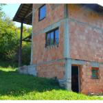 Breni došlo zlo kad je videla ovo?! Živi u selendri, kuća bez fasade, ajvar kuva i bere borovnice! Crni Viktore, zašto majci ovo radiš?! Ovo je Brenina nova snajka… (FOTO)