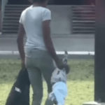 GRAĐANI MOLE! Pogledajte šta radi ova NESREĆNA MAJKA?! Snimljeno jezivo zlostavljane bebe na Novom Beogradu…(FOTO)