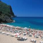 STRAVIČNA SCENA NA POZNATOM LETOVALIŠTU: Muškarac OBEŠČASTIO onesvešćenu ženu nasred plaže, napadnuta pred desetinama svedoka!