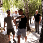 “NEKOME ĆU ZUBE PORAZBIJATI!” NEĆE RAŽNATOVIĆI DA MI ODREĐUJU KAKO DA SLAVIM! Šijan besan izleteo na ulicu – Ne daju mi ni da se veselim! (VIDEO)