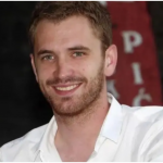 MOMČILO OTAŠEVIĆ POHVALIO SE 9 GODINA STARIJOM SUPRUGOM: “ZLI JEZICI NE PRESTAJU DA RADE – PSI LAJU KARAVANI PROLAZE”